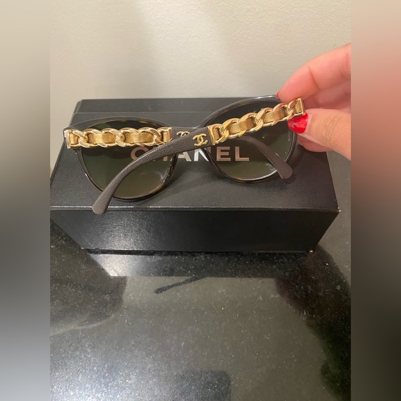 Chanel Sunglasses with gold detail - Picture 6 of 8